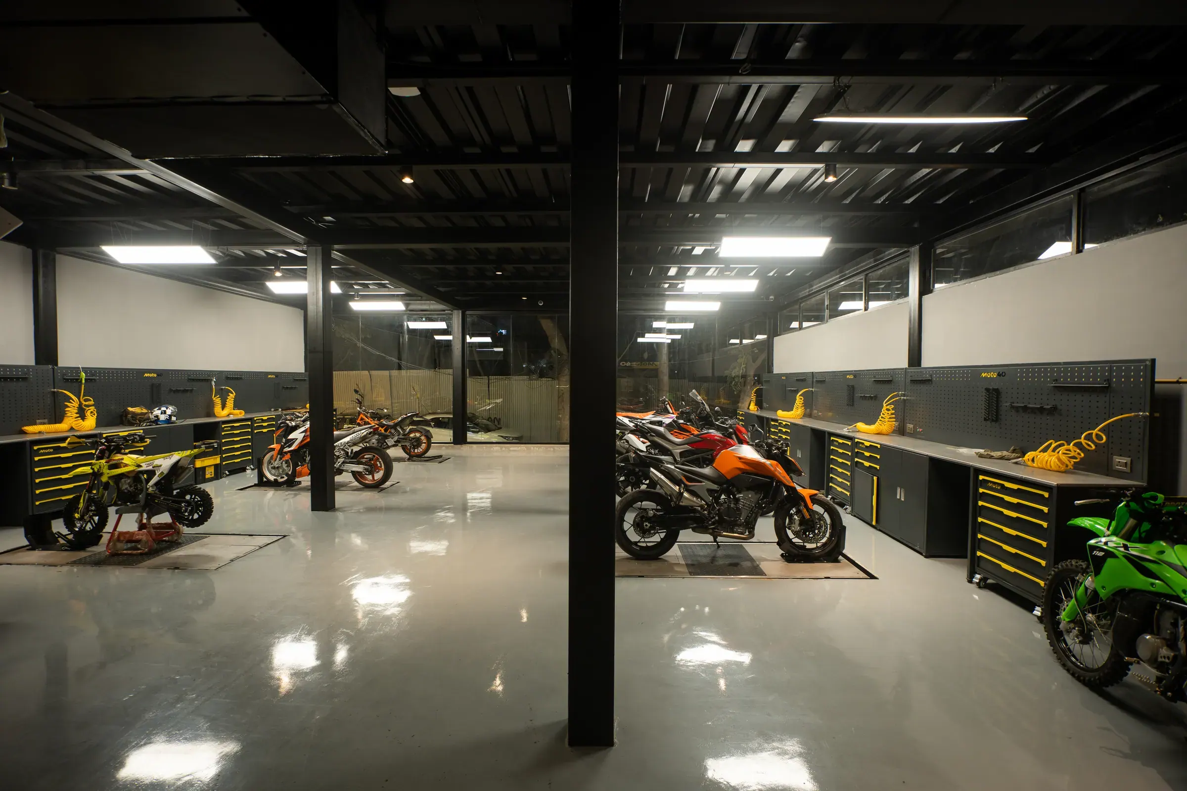 Motorcycles between the steel columns of the Moto40 workshop