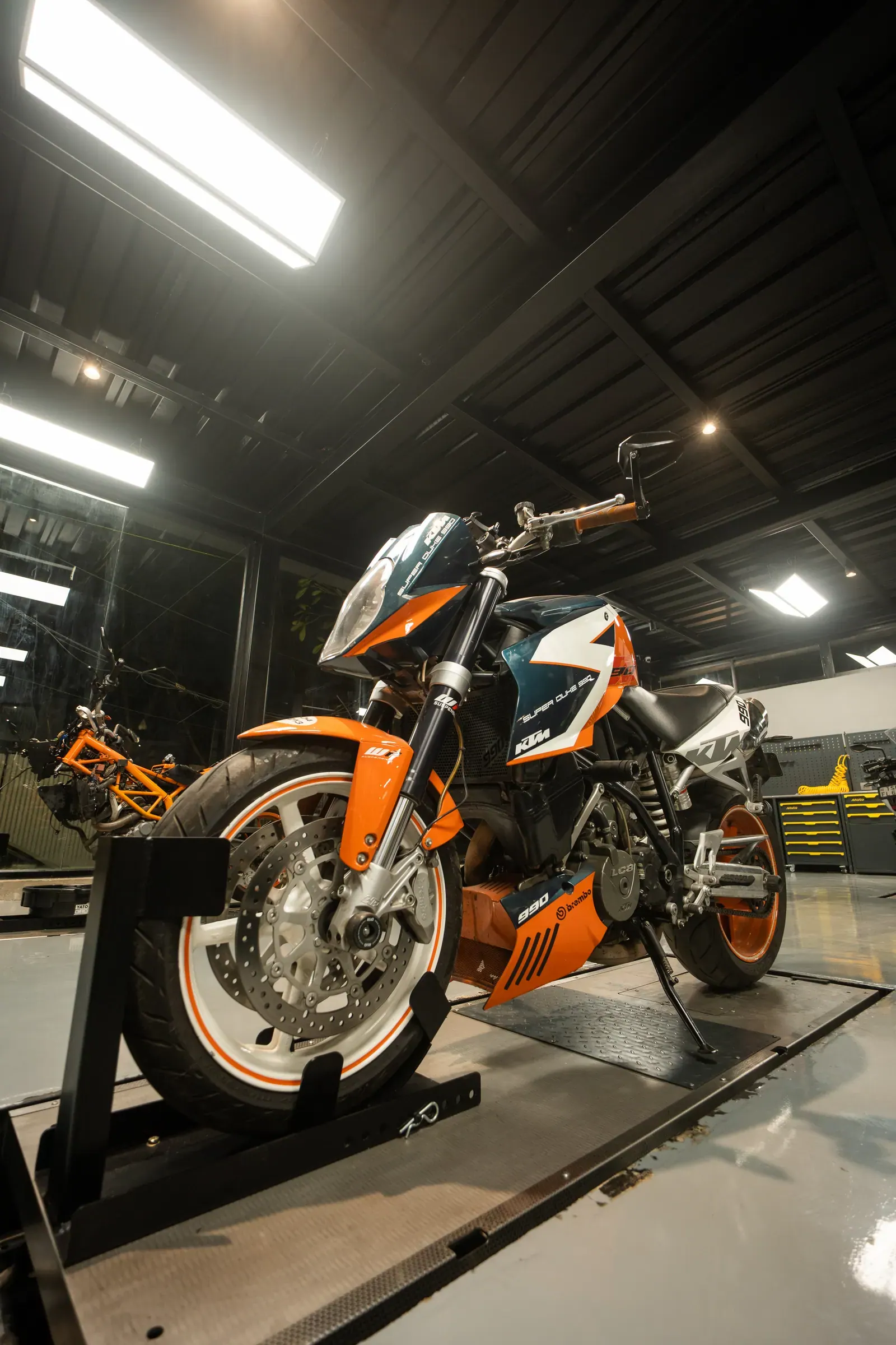 A KTM Duke raised on a Moto40 service lift