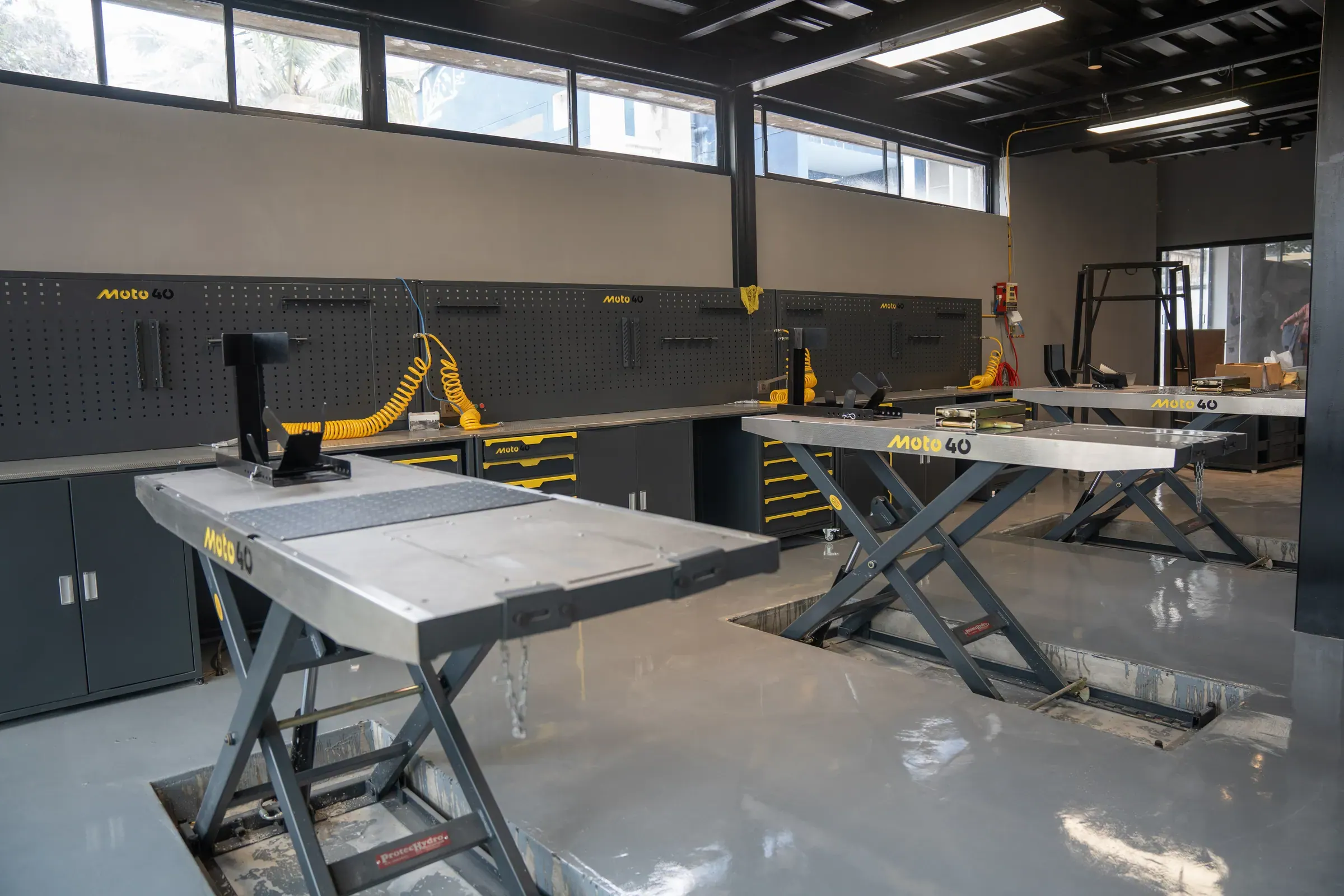 Wide view of the Moto40 workbench line and service lifts